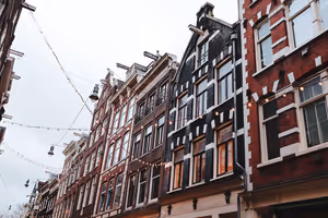 Was du in Amsterdam probieren solltest: 9 niederländische Gerichte und wo du sie 2026 isst