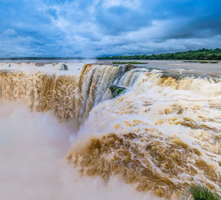 Gürül gürül akan suyuyla Iguazu Şelaleleri