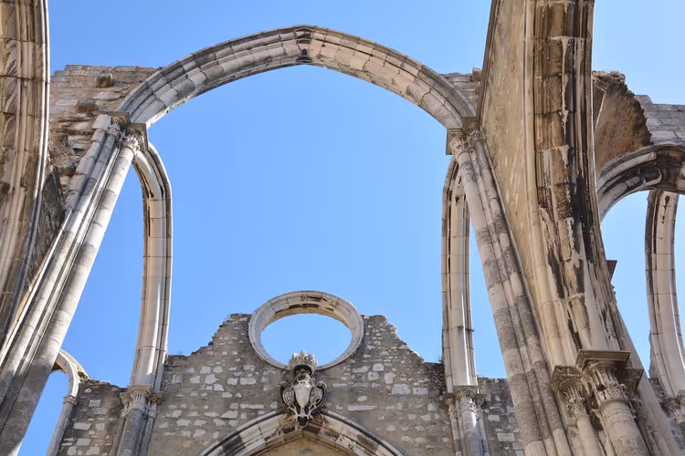 Gotik kemerleriyle Carmo Manastırı'nın kalıntıları