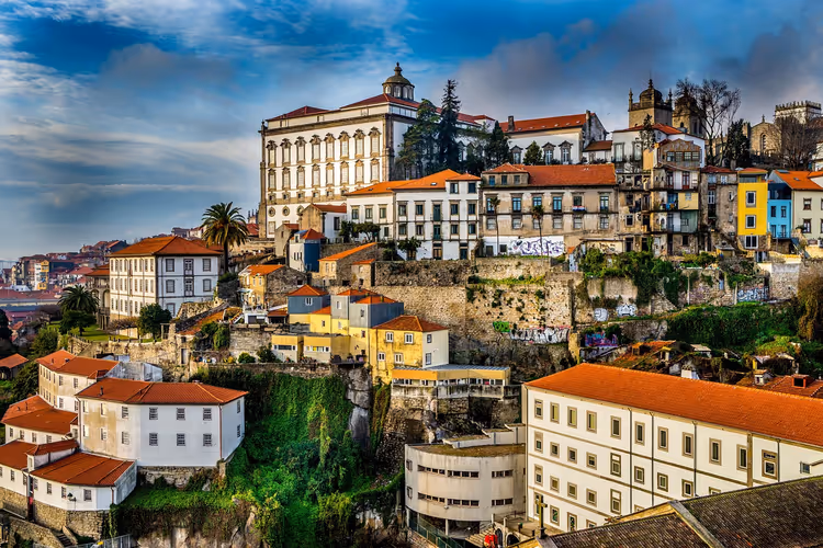 Renkli evler ve kiremit çatılarla Porto panoraması