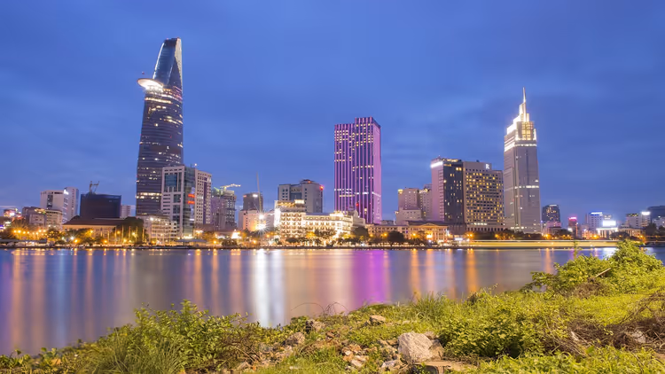 Nächtliche Skyline von Ho-Chi-Minh-Stadt mit Fluss und Wolkenkratzern