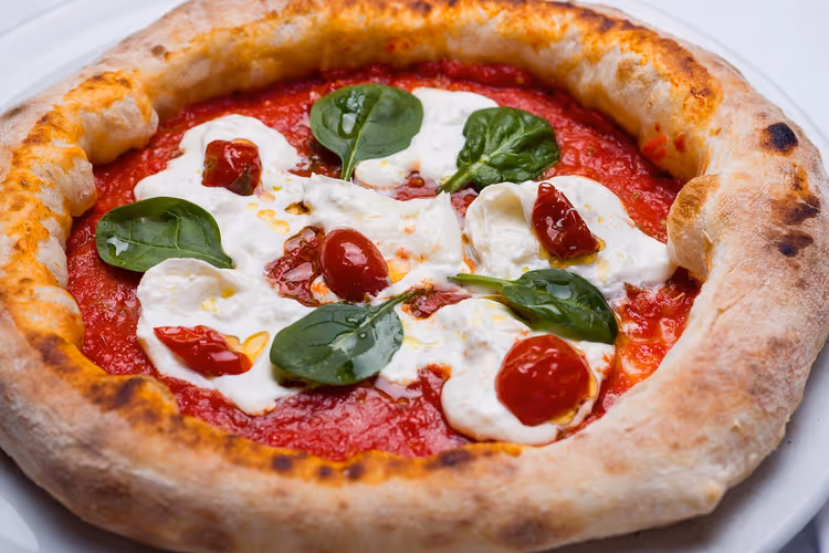 Pizza med mozzarella, cherrytomater og basilikum