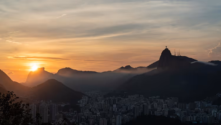 Corcovado Dağı ile Rio de Janeiro üzerinde gün batımı