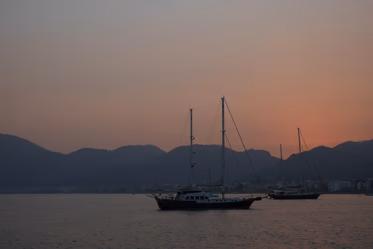 Zonsondergang boven zee met zeilboten in Marmaris