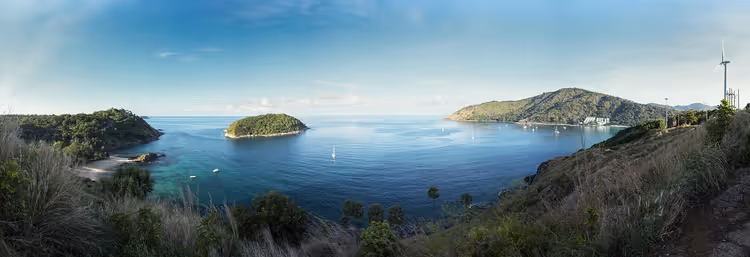 Panorama der Andamanensee mit Inseln und einem Windrad in Phuket