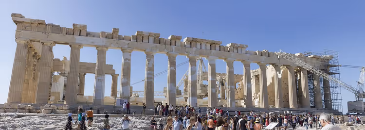Besuchermenge vor den Marmorsäulen des Parthenon in Athen, an einem Ende steht ein Gerüst