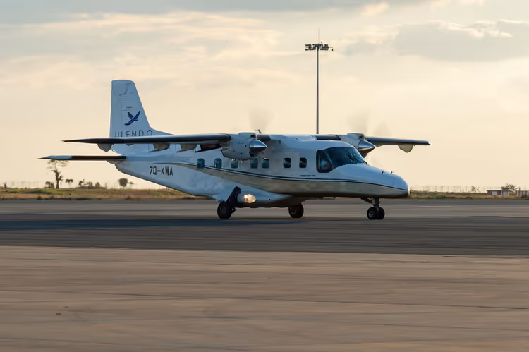 beton apronda küçük turboprop uçak