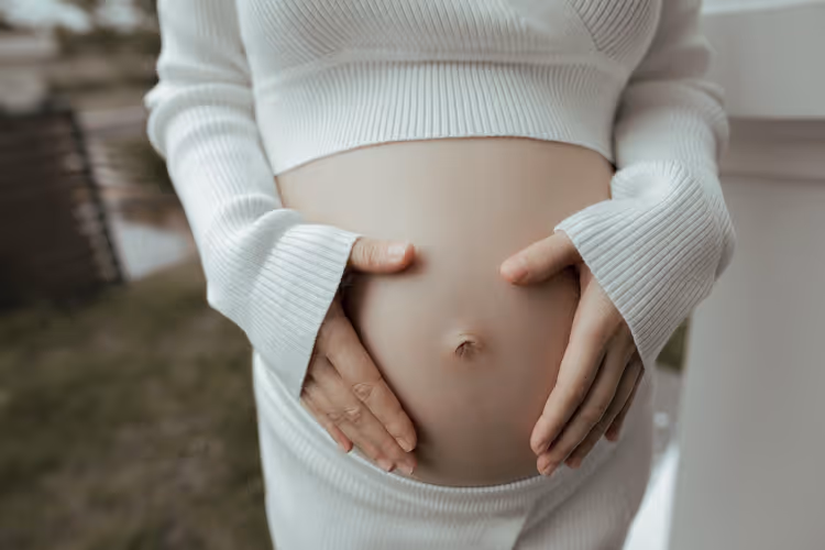 Å reise mens du er gravid: timing, transport og førstehjelpssett uten unødvendig risiko