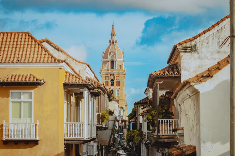 Kolonial gate i Cartagena med gul fasade og tårn