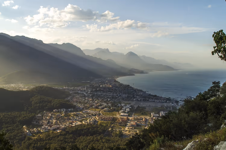 Panorama av Kemer med fjell og hav