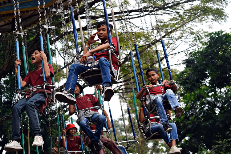 Kinderen in een kettingcarrousel in het park