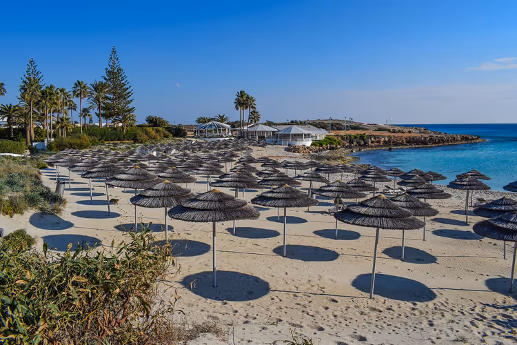 Nissi Beach med stråparasoller og turkis sjø