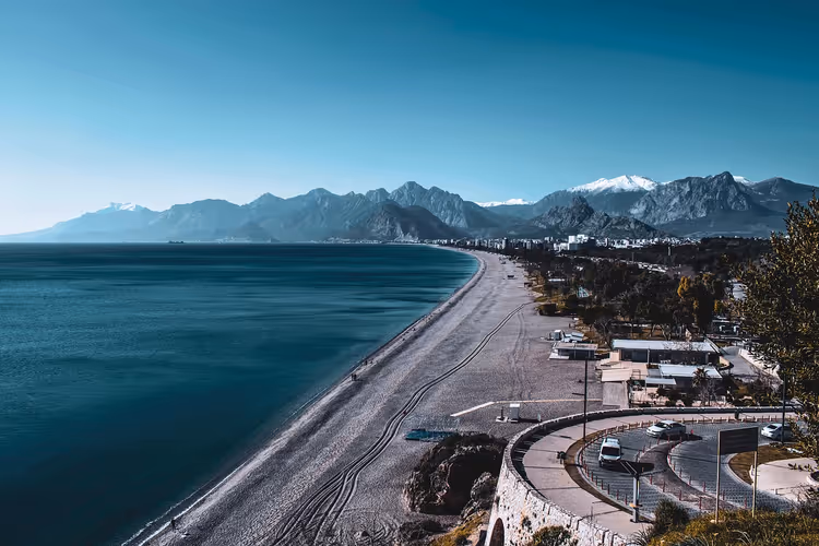 Kieselstrand Konyaaltı und Berge am Meer