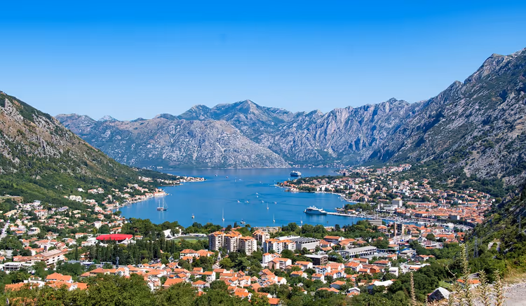 Baai van Kotor met bergen en kuststadjes van Montenegro