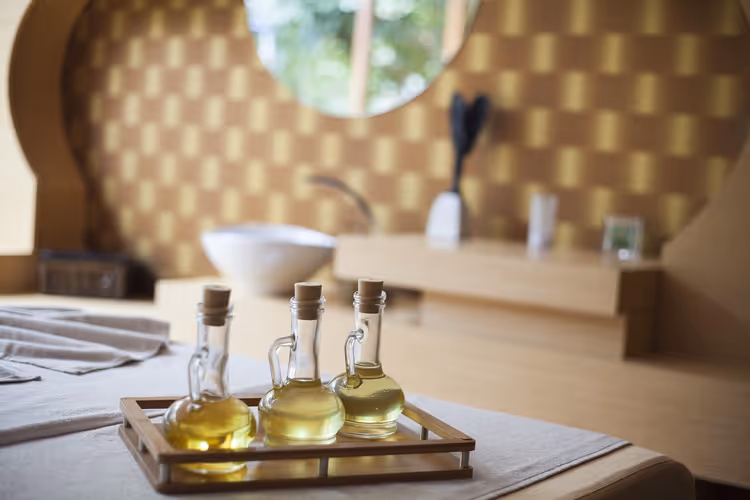 Bir otel spa'sında tepside masaj yağları