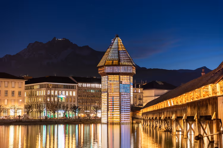 Kapelbrug bij nacht met de toren in Luzern