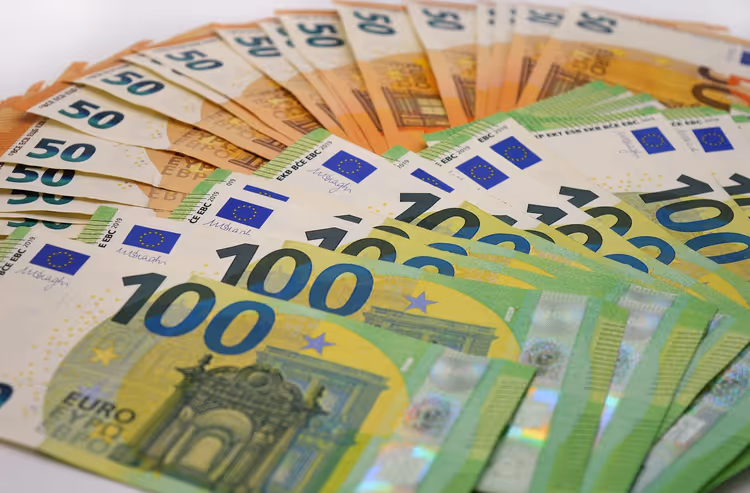 ورقتان نقديتان من فئتي 50 و100 يورو على طاولة
