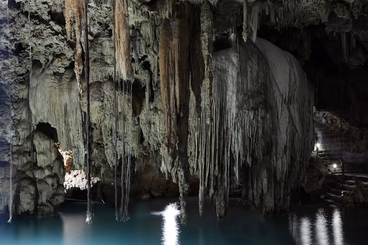 Grotcenote met stalactieten en turquoise water