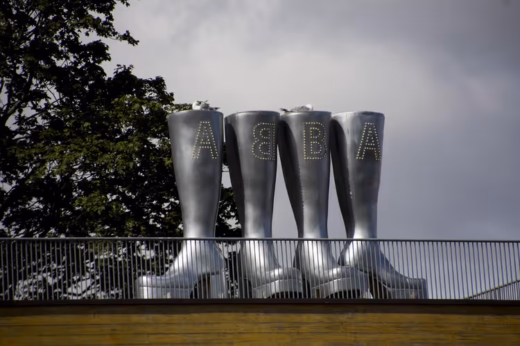 Zilveren ABBA-laarzen buiten het museum