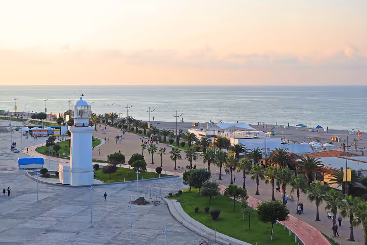 Leuchtturm und Palmen am Batumi Seaside Boulevard