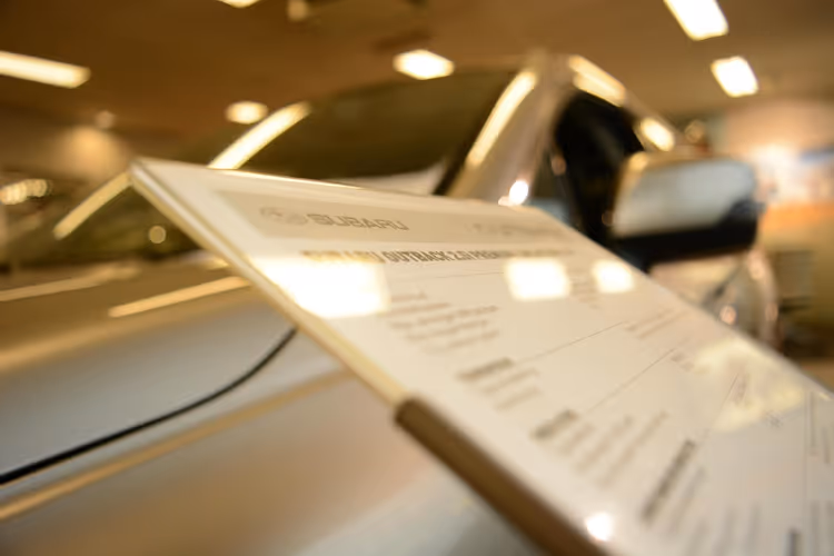 Auto in een showroom met een prijslijst op de voorruit