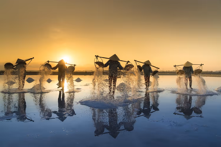 Zoutwinning in Vietnam bij zonsondergang