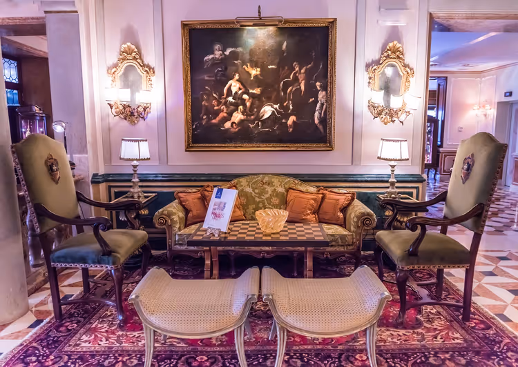 Koltuklar ve bir tabloyla zarif otel salonu