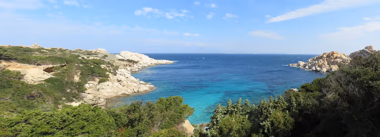 Costa rochosa da Sardenha com mar turquesa