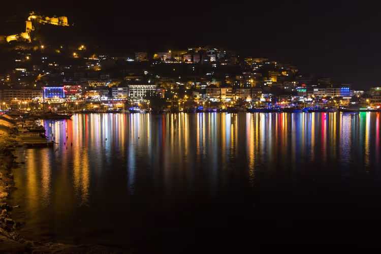 Gece Alanya, kale ve denizdeki ışık yansımaları