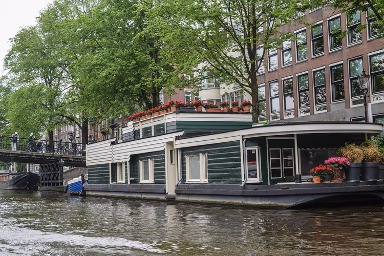 Hausboot auf einem Kanal in Amsterdam