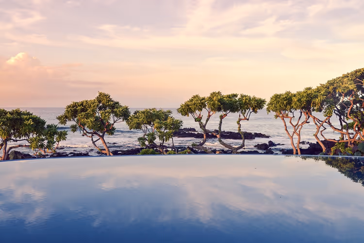 Okyanus manzaralı tatil köyü havuzu