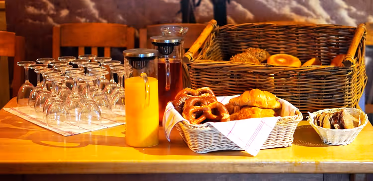 Buffet med kurver med bakverk og juice