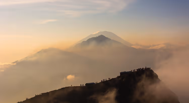 Vulcani di Bali nella foschia del mattino all'alba