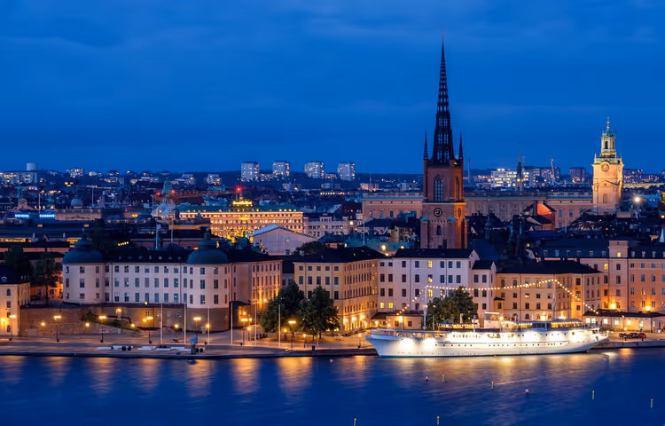 Abendpanorama von Stockholm vom Wasser aus mit einem Kirchturm