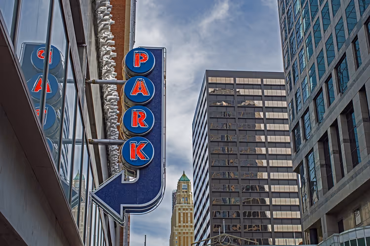 Neon-PARK-skilt med en pil i bysentrum