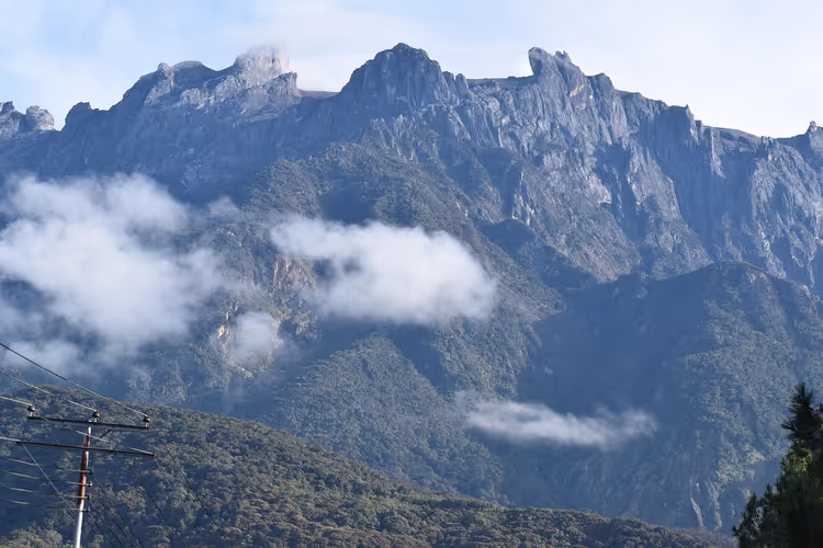 Mount Kinabalu i Malaysia blant skyene
