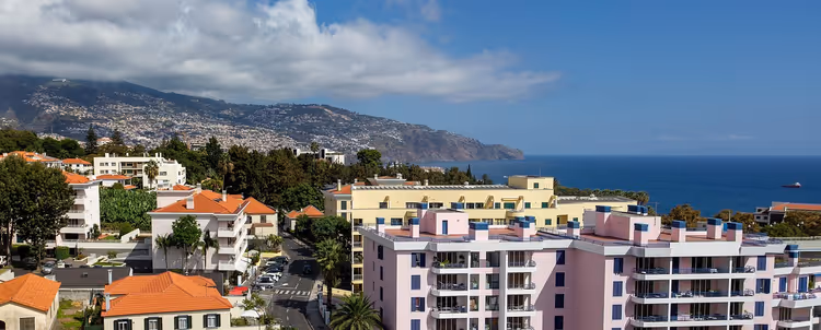 Panoraamvaade Funchalile koos majade ja ookeaniga