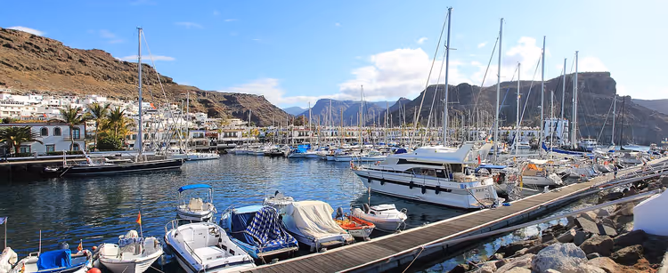 Yachter og båter i Puerto de Mogán havn