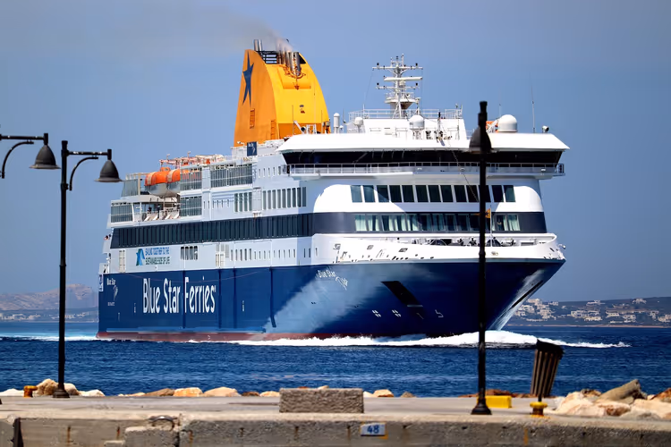 Stor blå og hvit Blue Star-ferge ved havnekaien