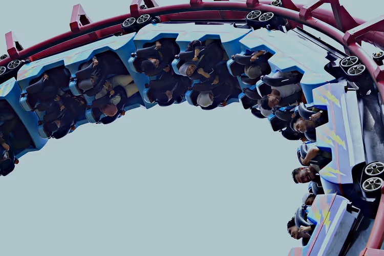 Lunaparkta ters roller coaster'da insanlar