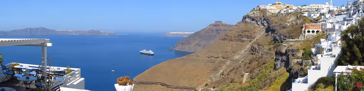 Panorama von Santorin mit der Caldera, dem Meer und weißen Häusern