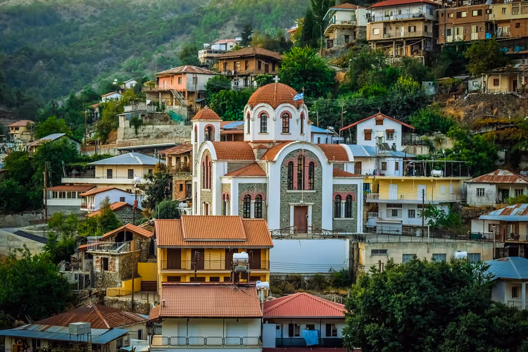 Village de montagne de Moutoullas avec une église à Chypre