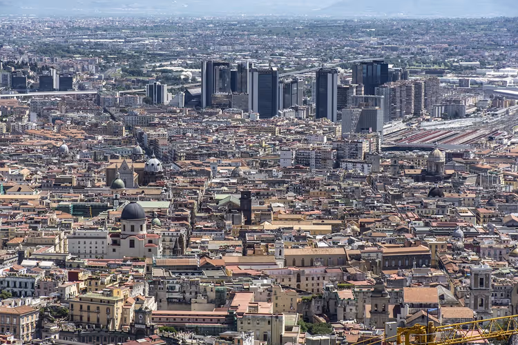 Panorama over Napoli med den historiske bykjernen og høyhus
