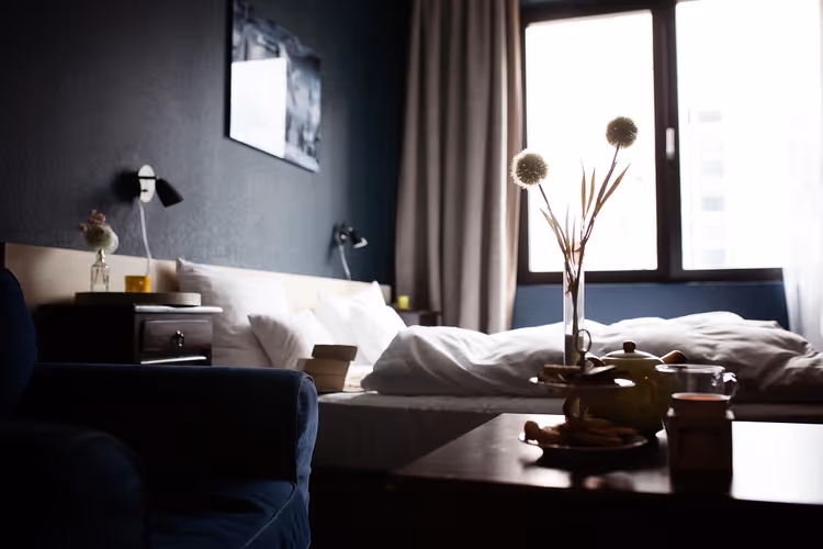 Chambre d'hôtel avec lit et fenêtre