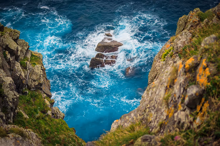 Rotsachtige kust en turquoise zee met golven
