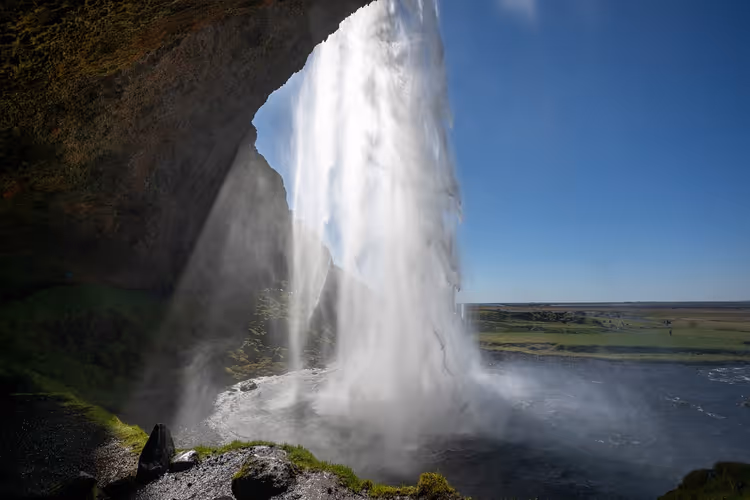 Cascata Seljalandsfoss in Islanda tra le scogliere
