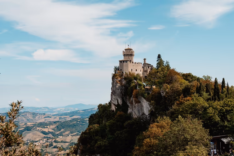 Guaita-tårnet på en klippe i San Marino