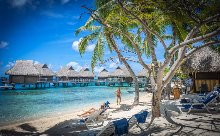 Bora Bora-lagunen med bungalower over vannet
