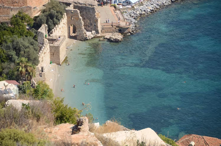 Alanya'da antik kale ve turkuaz deniz