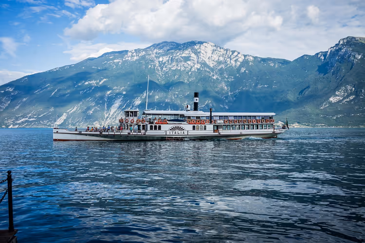Fähre zwischen den Orten am Gardasee unterwegs